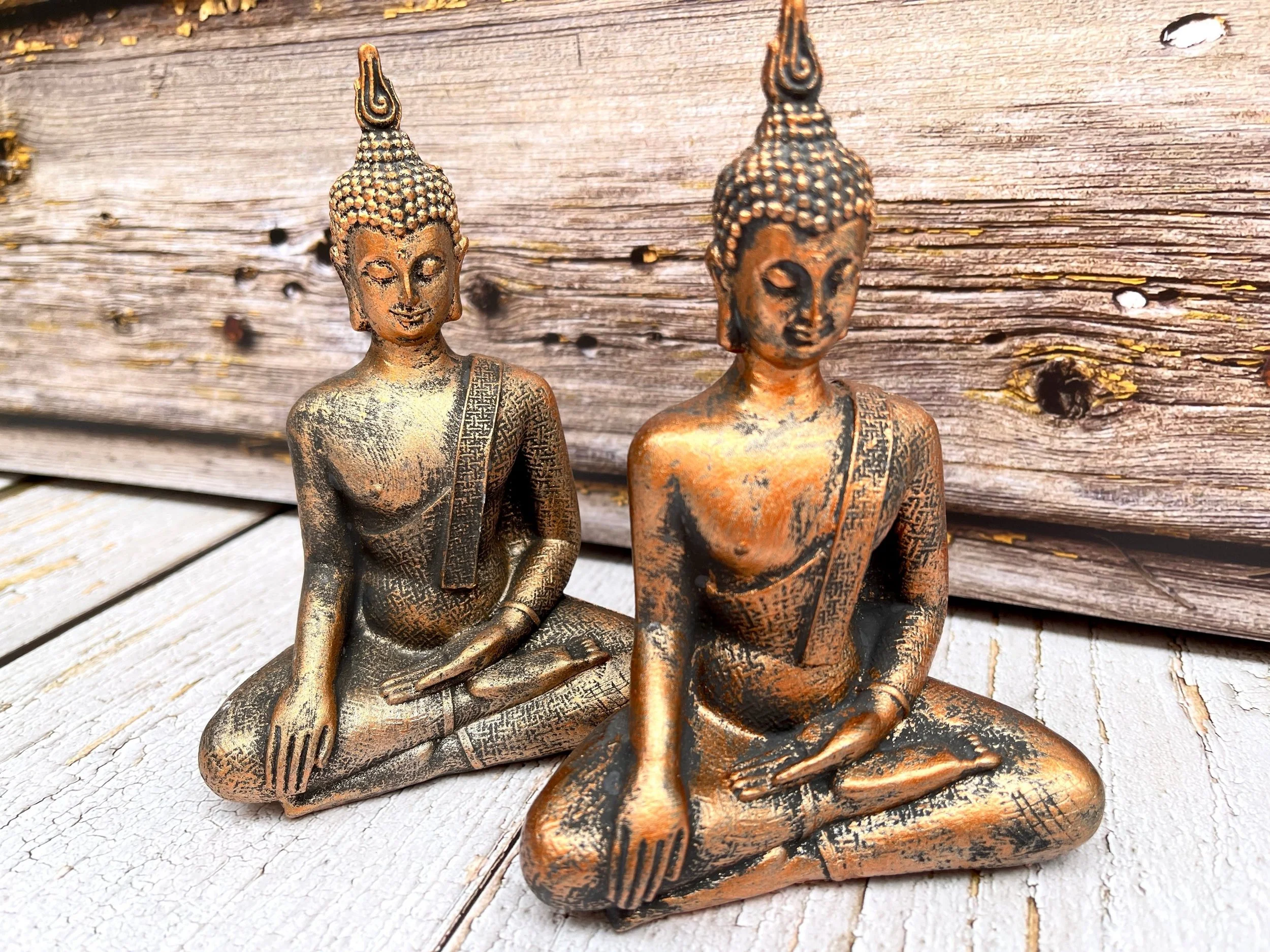 Dekorative Buddha-Figur in Kupferoptik – Stilvolle Ruhe für Zuhause & Büro